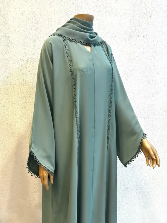 Front view of abaya with sheila with one hand raised high