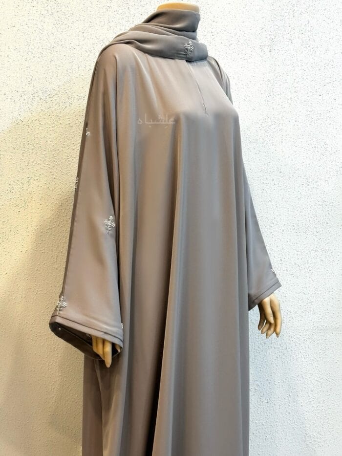 Front view of abaya with sheila