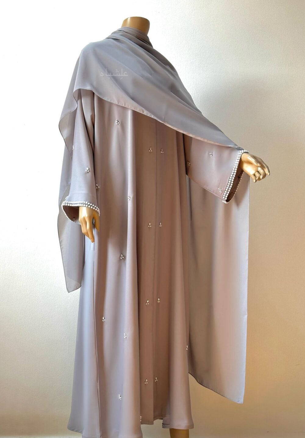 Front view of abaya with sheila spread all over