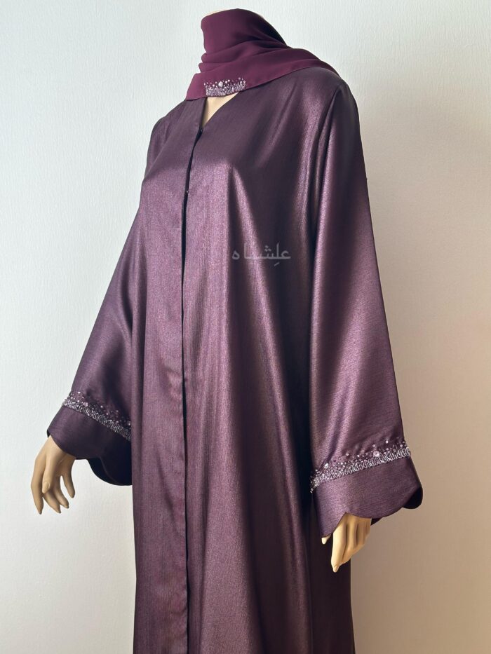 Close up view of abaya with slightly side turned position