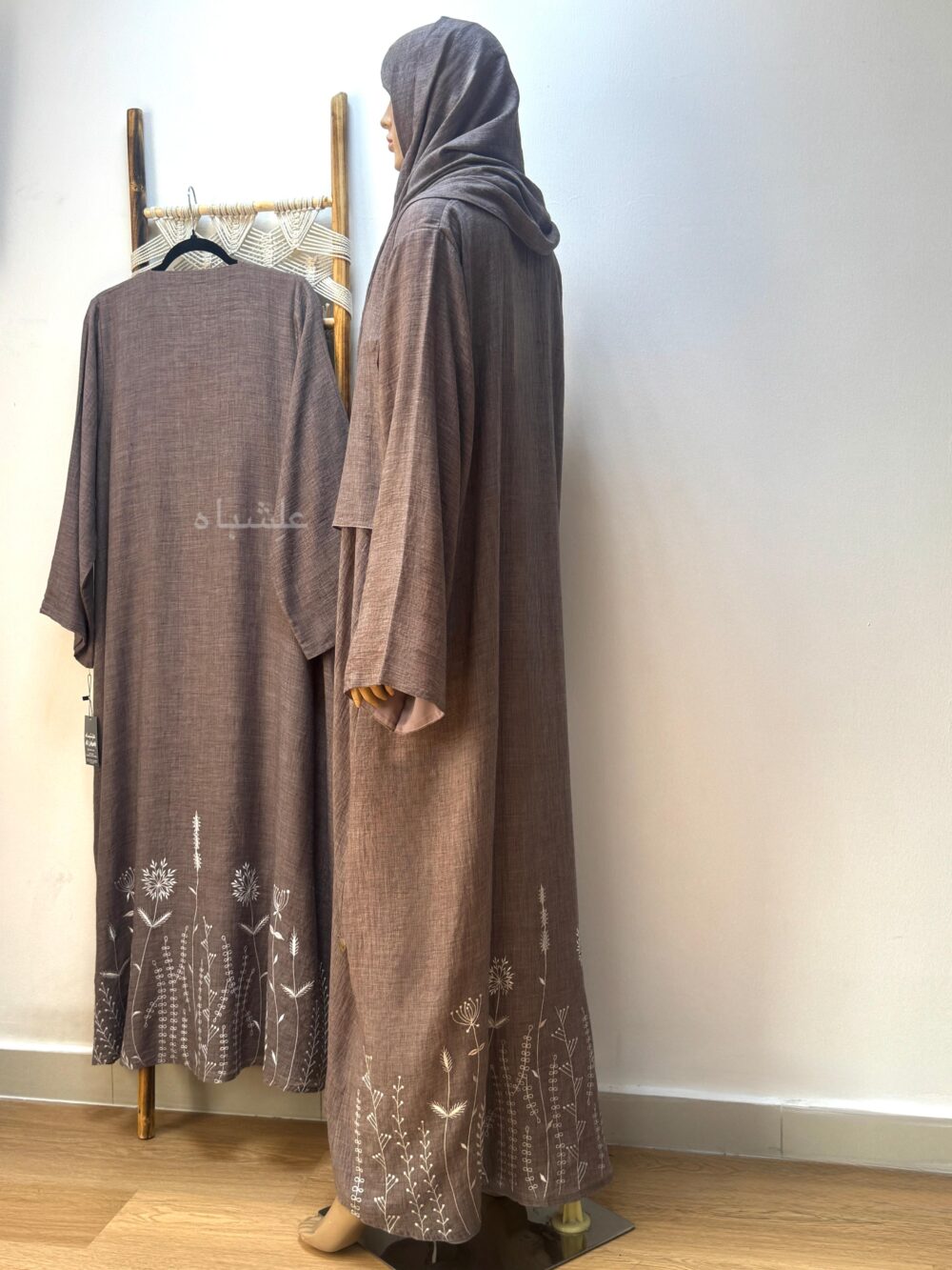 Side view of abaya with sample on ladder