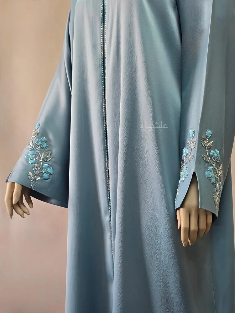 Best Abaya Colors for Different Skin Tones (Europe, USA & Global Guide) 12 Front view of both sleeves